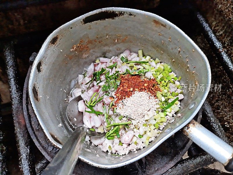 烹饪泰国食物-辣猪肉沙拉(Larb Moo)